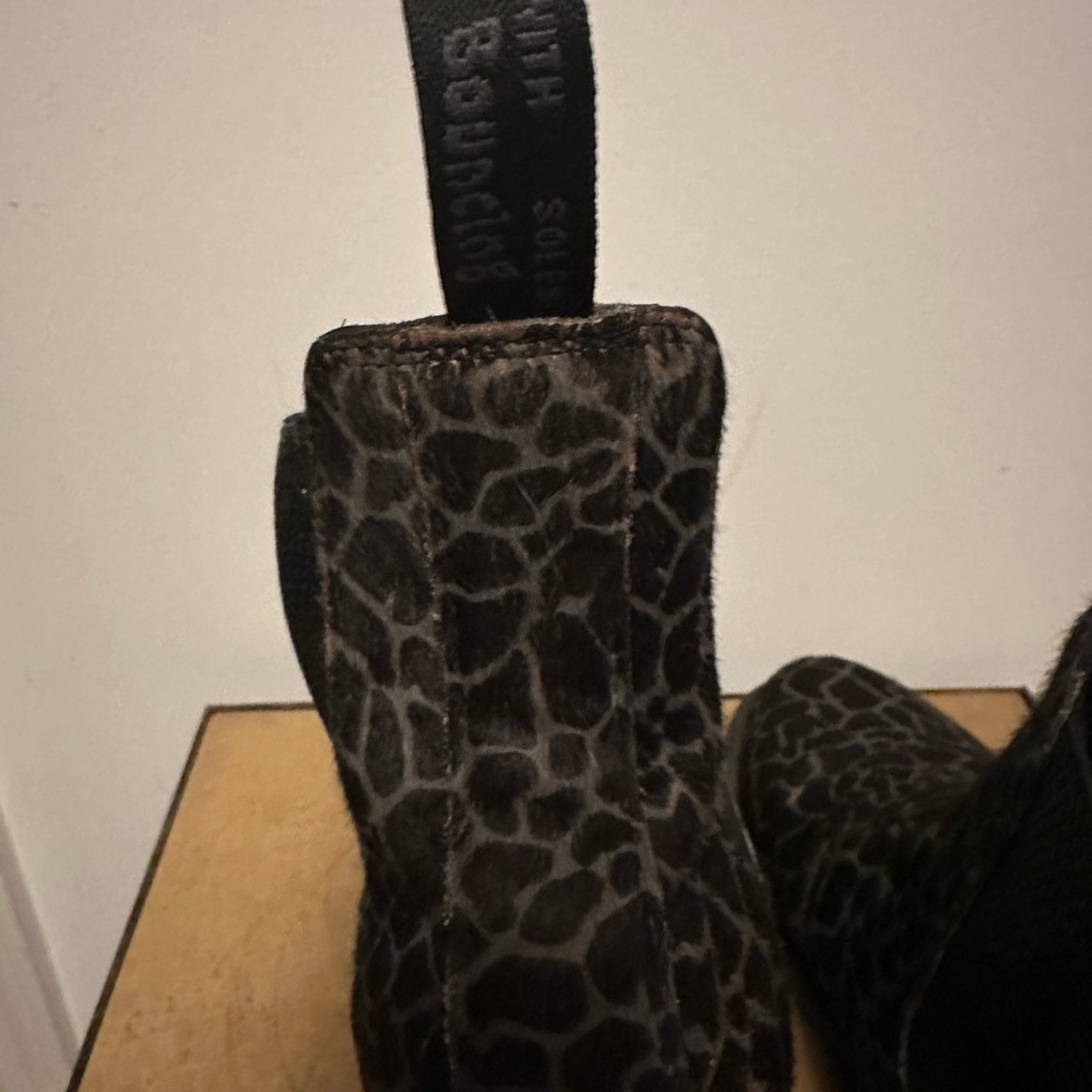 Dr. Martens Black Gray Giraffe-Print Chelsea Ankle Boots - Picture 9 of 12